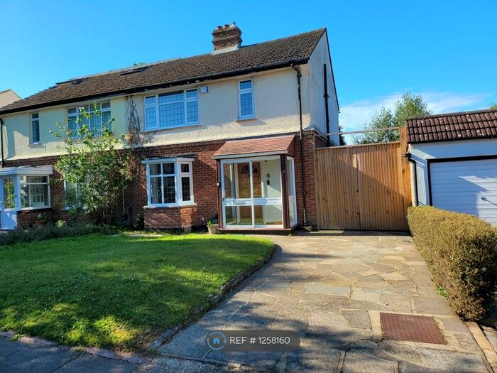 3 Bedroom Semi-Detached House To Rent In Springfield Gardens, Bromley, BR1