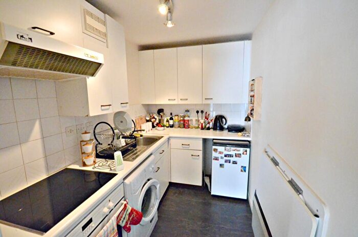Flat To Rent In Milford Court, Wexham Road, Slough, SL1