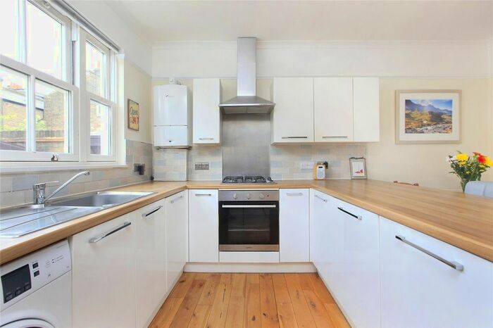 2 Bedroom Flat To Rent In Hetherington Road, Clapham North, SW4