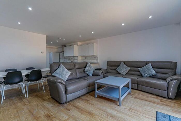 5 Bedroom Private Hall To Rent In Miskin Street, Cathays, CF24