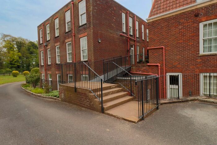 3 Bedroom Flat For Sale In Hall Park Road, Hunmanby, YO14