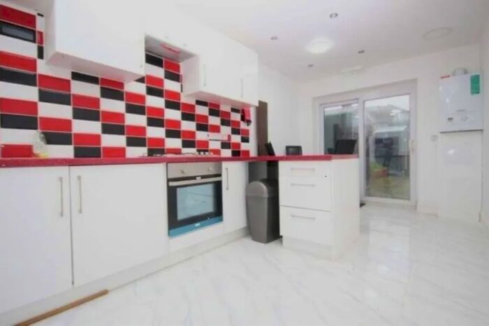 6 Bedroom Semi-Detached House To Rent In Standfield Road, London, RM10