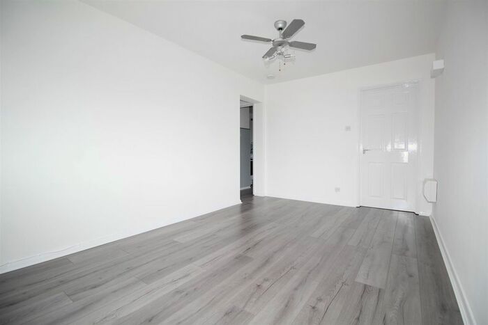 1 Bedroom Flat To Rent In Woodcote Close, Cheshunt, Waltham Cross, EN8