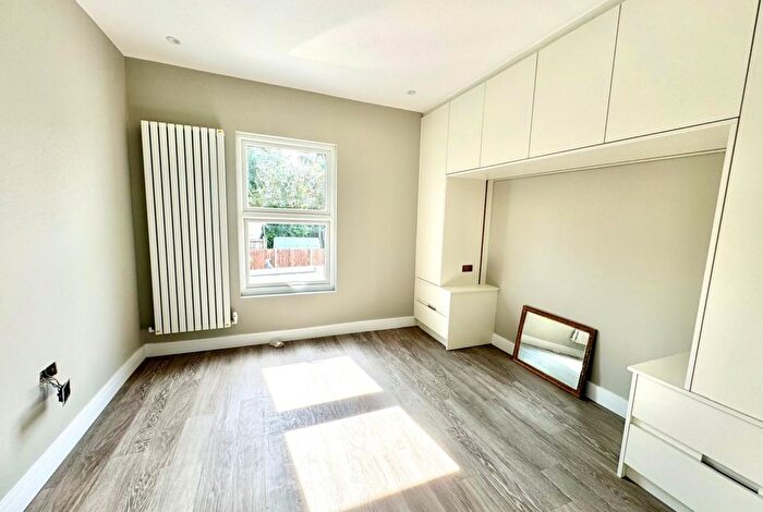 2 Bedroom Flat To Rent In Totteridge Lane, Whetstone, North London, N20