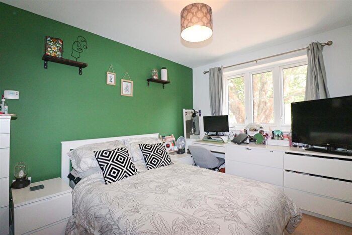 2 Bedroom Flat For Sale In Deadbrook Lane, Aldershot, GU12