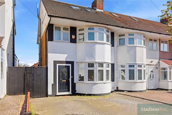 4 Bedroom End Of Terrace House For Sale In Hanover Gardens, Ilford, IG6