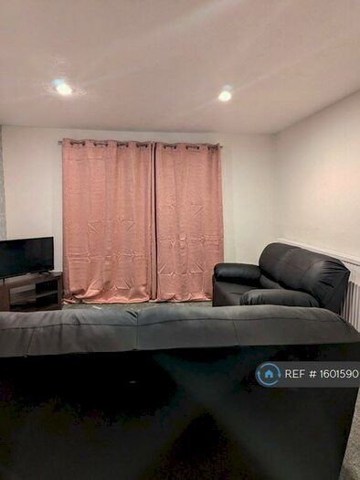 2 Bedroom Flat To Rent In St. Lukes Crescent, Leeds, LS11