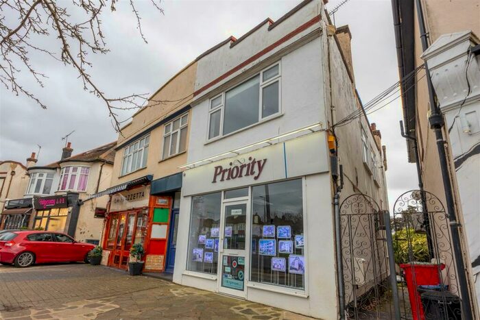 2 Bedroom Apartment To Rent In The Ridgeway, Chalkwell, SS0