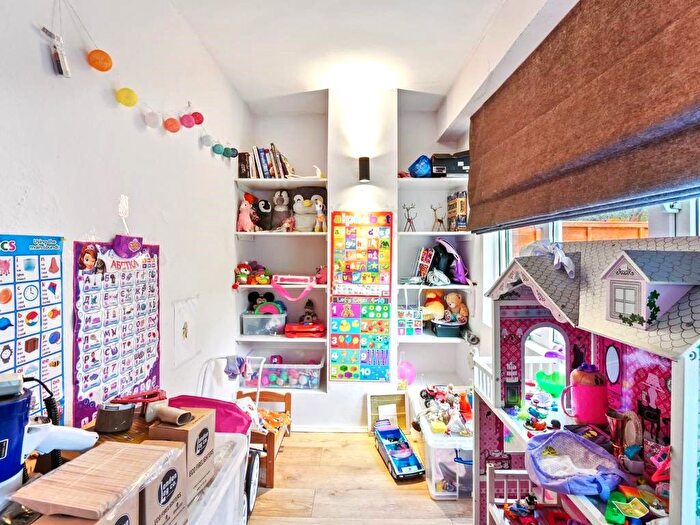 3 Bedroom Flat To Rent In Lowe Avenue, London, E16