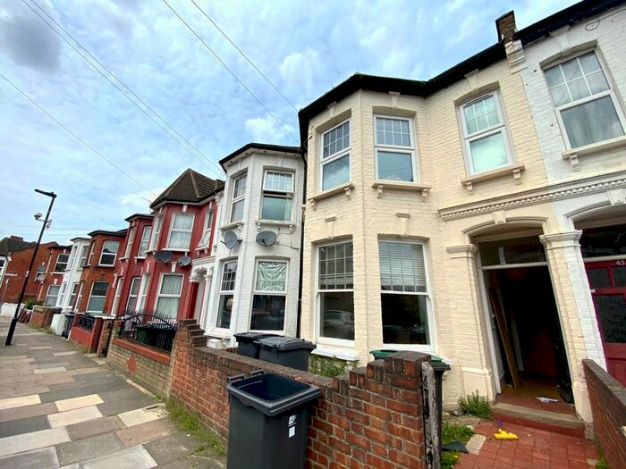 3 Bedroom Flat To Rent In Carlingford Road, London, N15