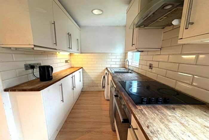 2 Bedroom Apartment To Rent In Mountgrove Road, N5