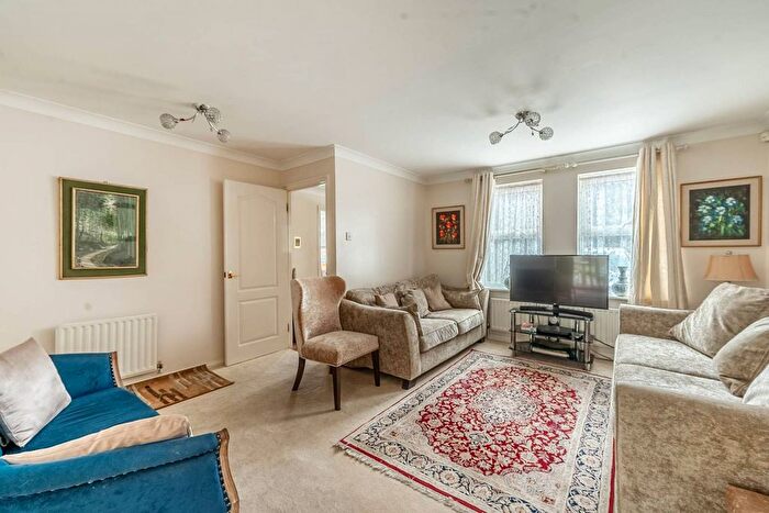 4 Bedroom Detached House For Sale In Glendevon Close, Edgware, HA8