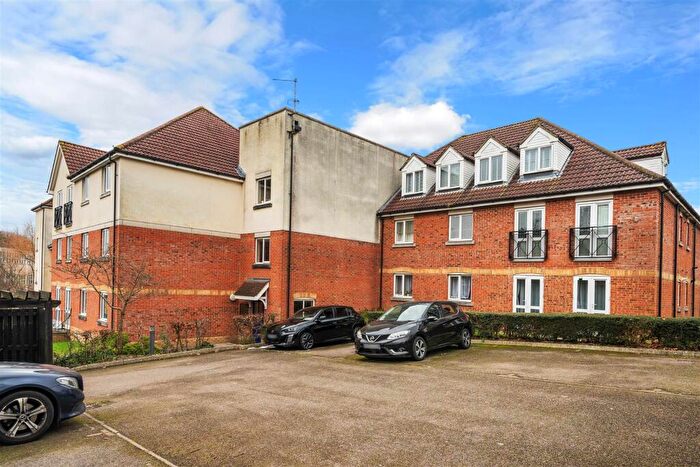 2 Bedroom Apartment For Sale In Redhill, RH1