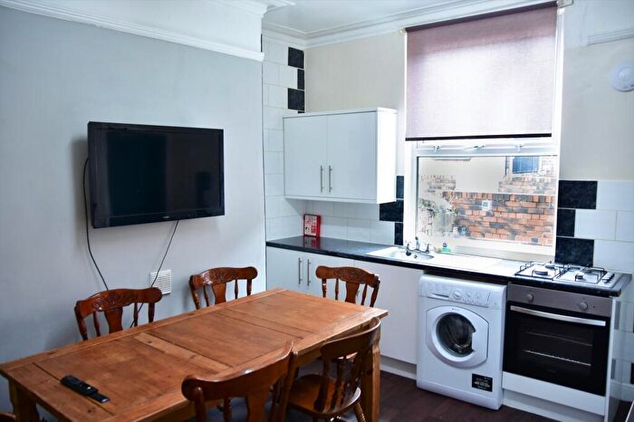 5 Bedroom House To Rent In Delph Mount, Leeds, LS6