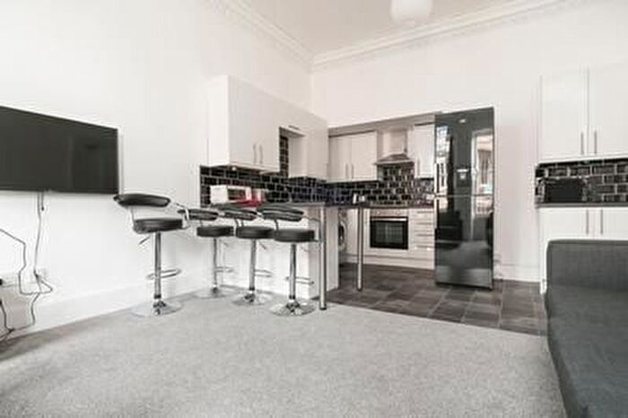 4 Bedroom Flat To Rent In South Clerk Street, Edinburgh, EH8