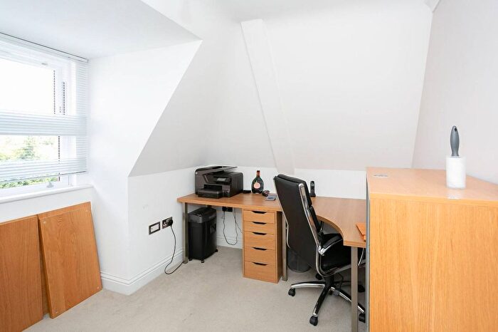 3 Bedroom Flat To Rent In Hempstead Road, Watford, Watford, WD17