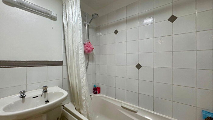 Studio For Sale In Sheridan Court, London Road, Newbury, RG14
