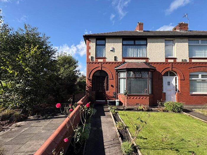 3 Bedroom End Of Terrace House For Sale In Oldham Road, Royton, OL2