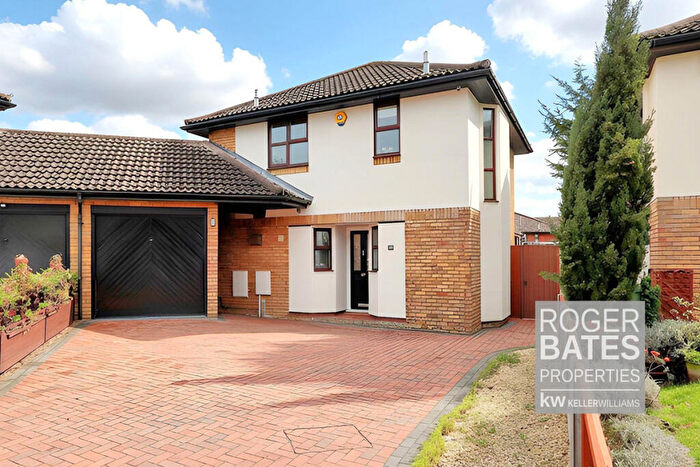 3 Bedroom Detached House For Sale In Wheatfield Way, Langdon Hills, Basildon, SS16