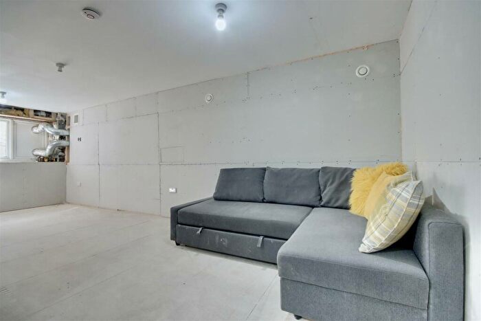 2 Bedroom Flat For Sale In Francis Avenue, Southsea, PO4