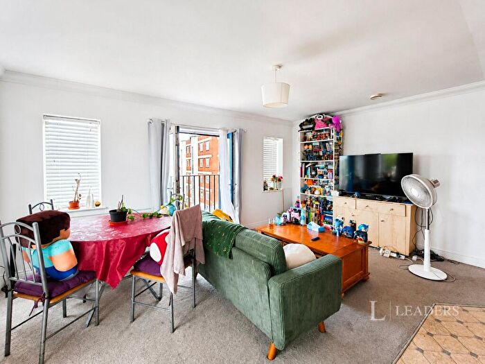 2 Bedroom Flat To Rent In London Road, Portsmouth, Hampshire, PO2