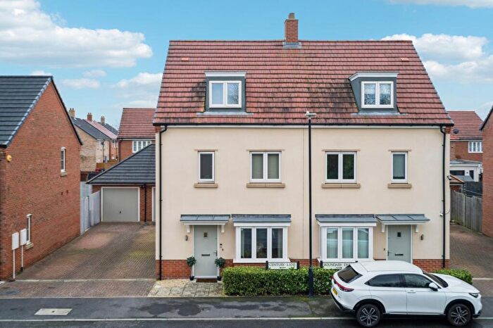 4 Bedroom Semi Detached House For Sale In Century Lane, Wexham, Slough, SL2