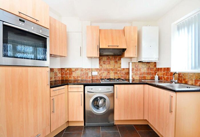 1 Bedroom Flat To Rent In Station Approach, West Byfleet, KT14