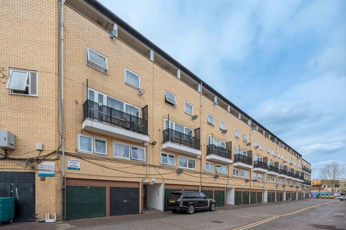 3 Bedroom Flat To Rent In Leontine Close, Peckham, London, SE15