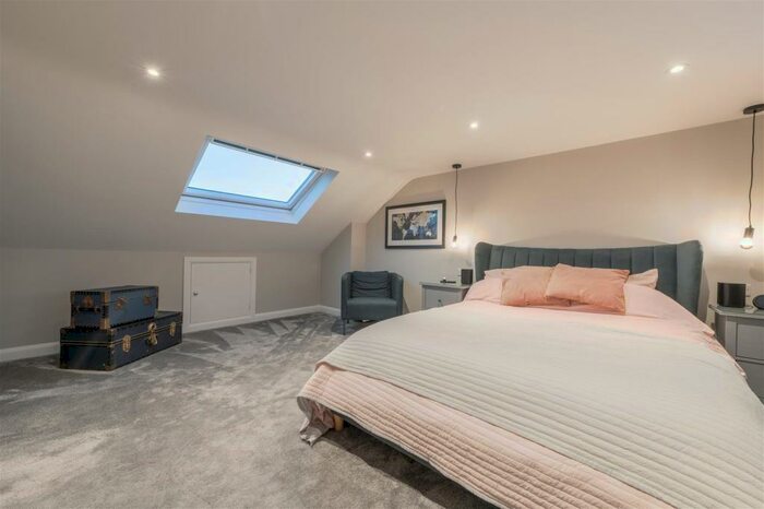 4 Bedroom Semi-Detached House To Rent In Woodhill Rise, Leeds, LS16