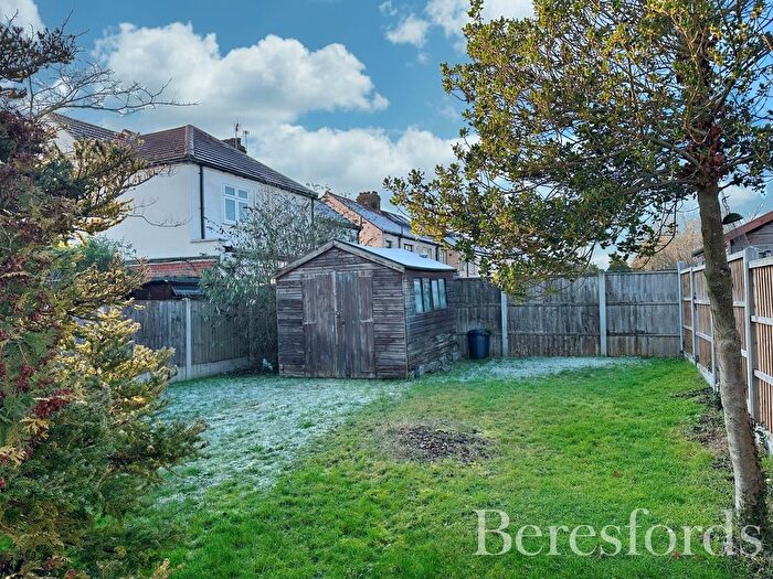 3 Bedroom Bungalow For Sale In Alma Avenue, Hornchurch, RM12