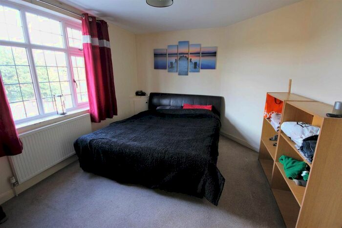 1 Bedroom Flat To Rent In High Road, Byfleet, West Byfleet KT14
