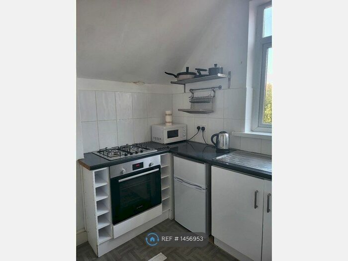 Studio To Rent In Park Avenue, London, NW2