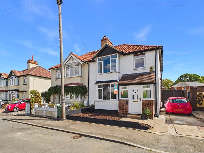 3 Bedroom Semi-Detached House For Sale In Kitchener Avenue, Linden, Gloucester, GL1