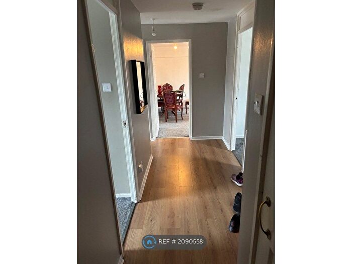 2 Bedroom Flat To Rent In Plantation Square, Glasgow, G51