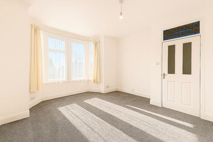 2 Bedroom Flat To Rent In Woodgrange Drive, Southend, SS1
