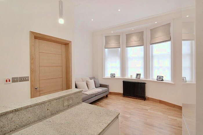 2 Bedroom Flat To Rent In Upper Wimpole Street, Marylebone, London, W1G