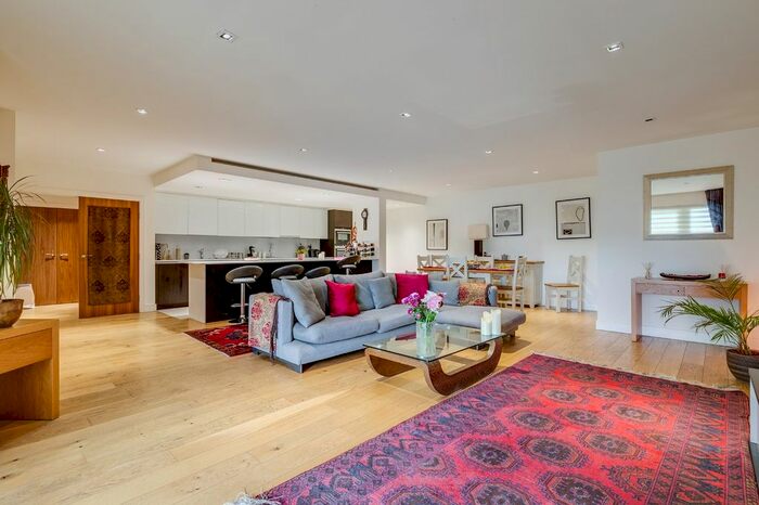 2 Bedroom Flat To Rent In Rothschild House, Kew Bridge, Middlesex, TW8