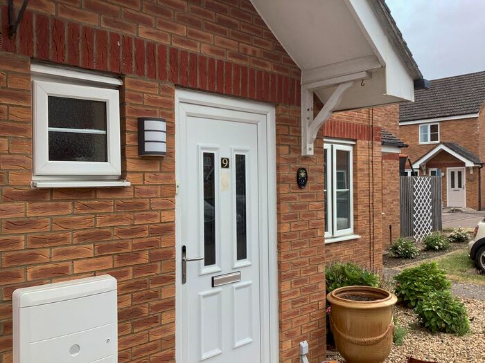 3 Bedroom Semi-Detached House For Sale In Heathers Close, Buckingham, MK18