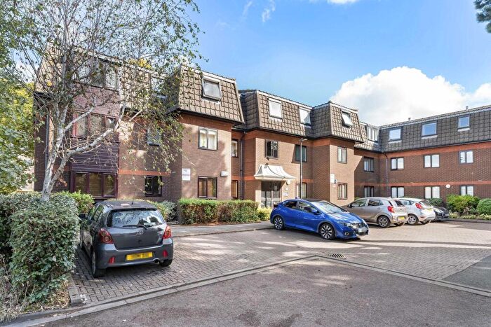 2 Bedroom Flat For Sale In Woodridge Close, Enfield, EN2