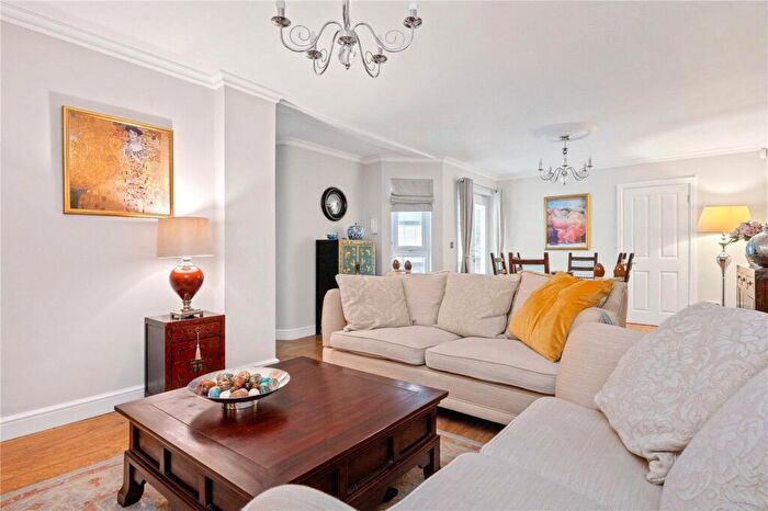 3 Bedroom End Of Terrace House For Sale In Buckingham Mews, London, N1