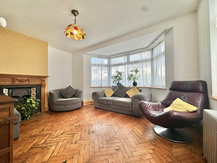 3 Bedroom Semi Detached House For Sale In Ryhope Road, N11