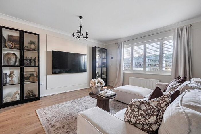1 Bedroom Flat For Sale In Engineers Court, Reading, Berkshire, RG2