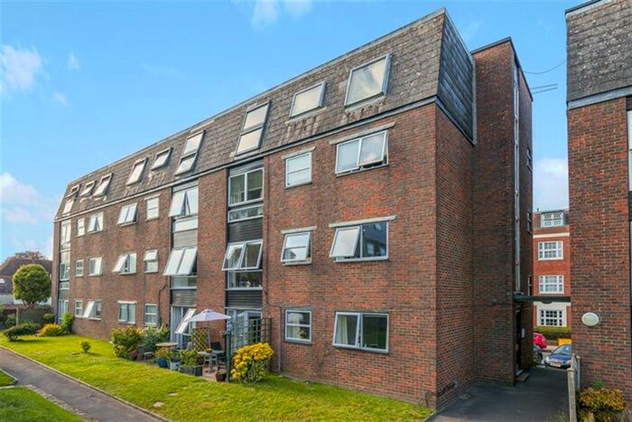 2 Bedroom Flat To Rent In Castle Garden, Swan Street, Petersfield, Hampshire, GU32