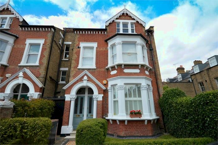 2 Bedroom Flat To Rent In Lancaster Park, Richmond, TW10