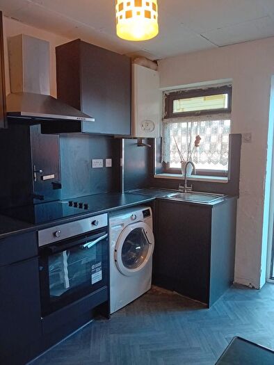 2 Bedroom Flat To Rent In Woodlea Grove, Leeds, LS11