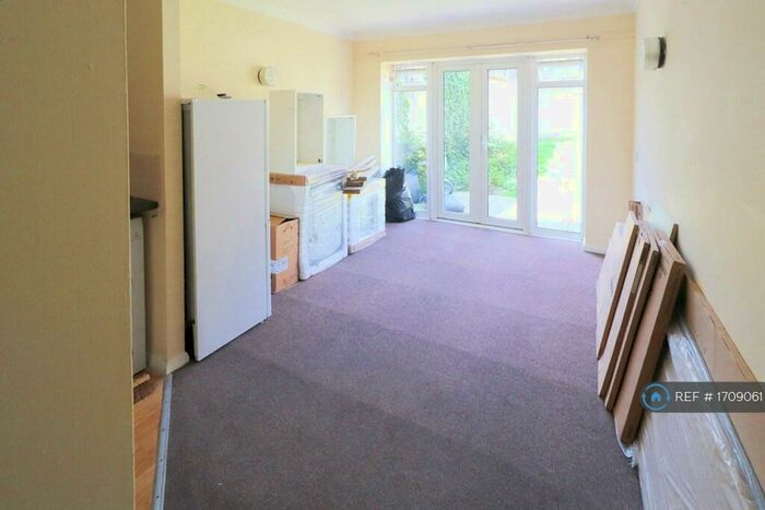 2 Bedroom Flat To Rent In Wyndhams Court, Thornton Heath, CR7