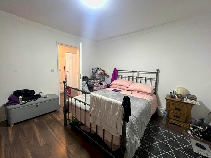 3 Bedroom Flat To Rent In High Street, Purley, Surrey, CR8