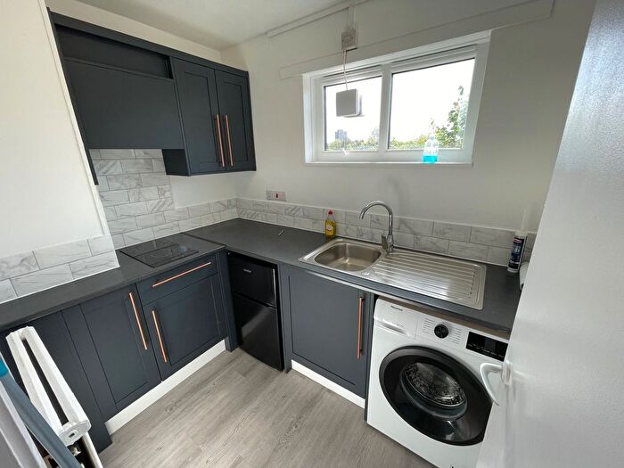 Studio To Rent In Acklam Road, London, W10