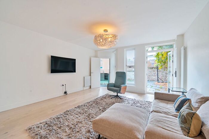 2 Bedroom Flat For Sale In Ledbury Road, London, W11