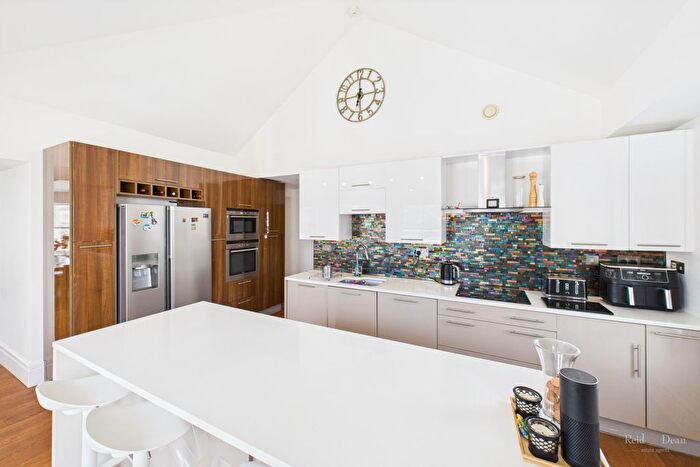 3 Bedroom Flat To Rent In Hartington Place, Eastbourne, BN21